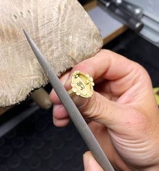 We create your ring in gold in our atelier